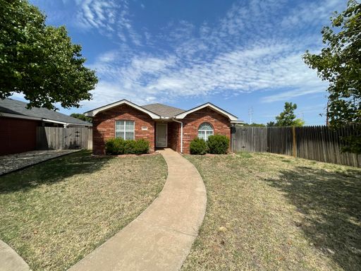 Nice 3 Bedroom 2 Bathroom Home Conveniently Located – photo 1