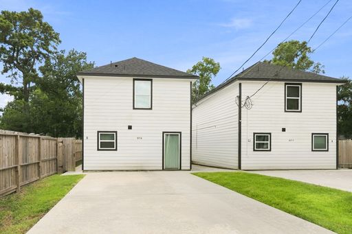 Nearly New 3-Bedroom Townhome for Rent Near the 610 Loop – photo 1