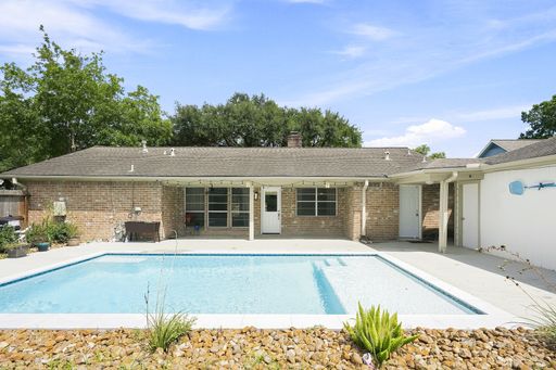 Spacious home with pool – photo 1