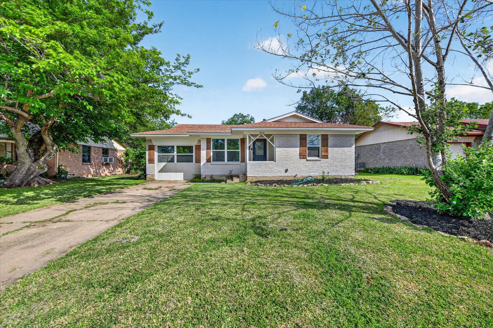 Lewisville House: 324 North Shore Pl.