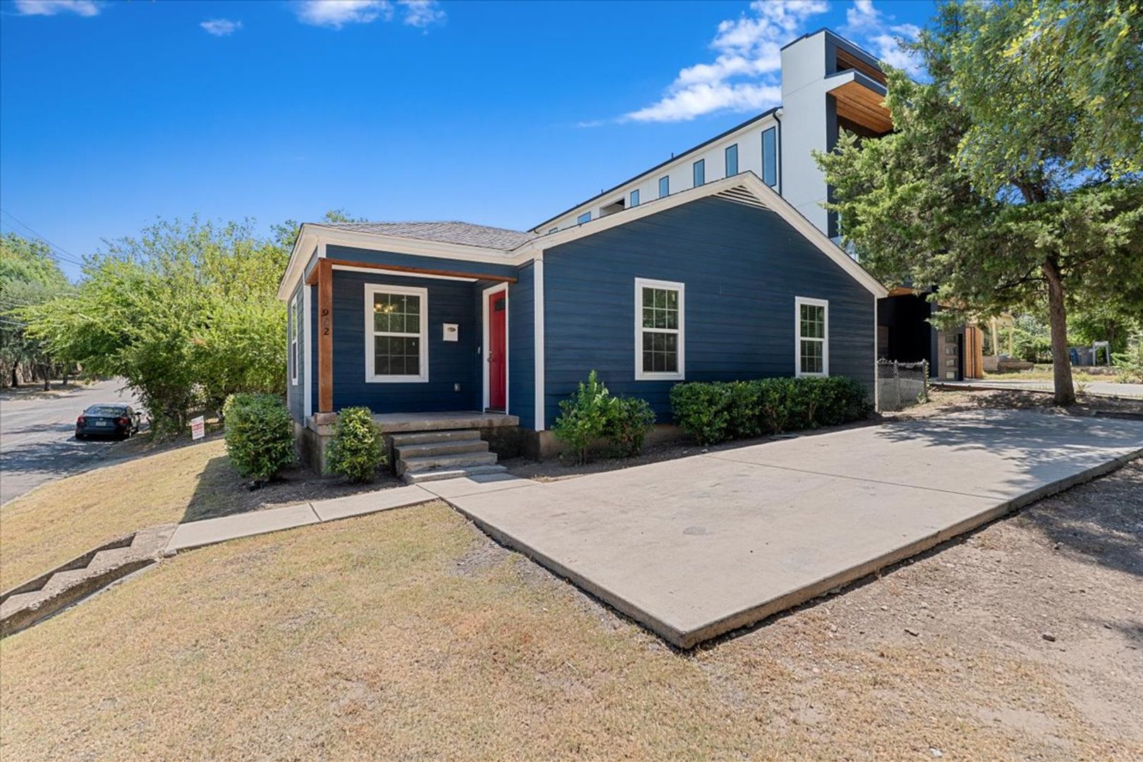Dallas House: 902 S. Ewing Ave
