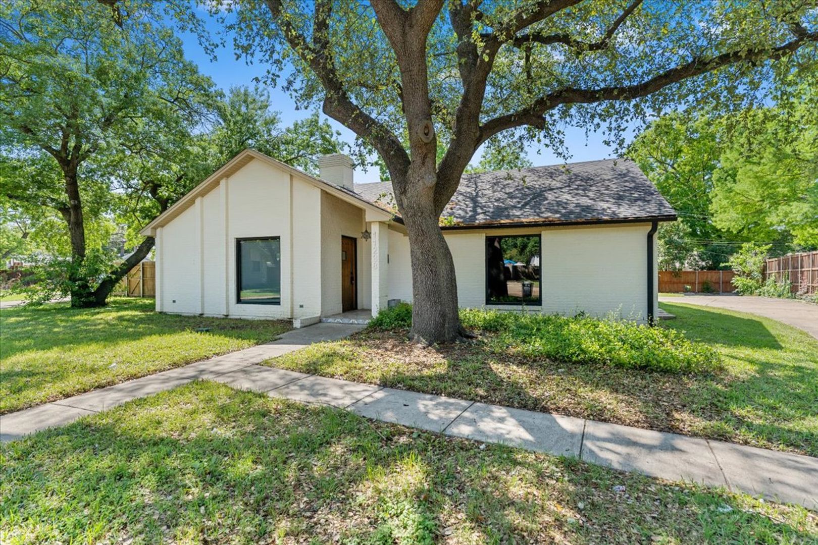 Dallas House: 11238 Webb Chapel Ct