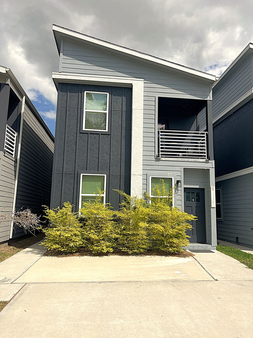 Humble Townhome: 19106 Sears Drive Unit B