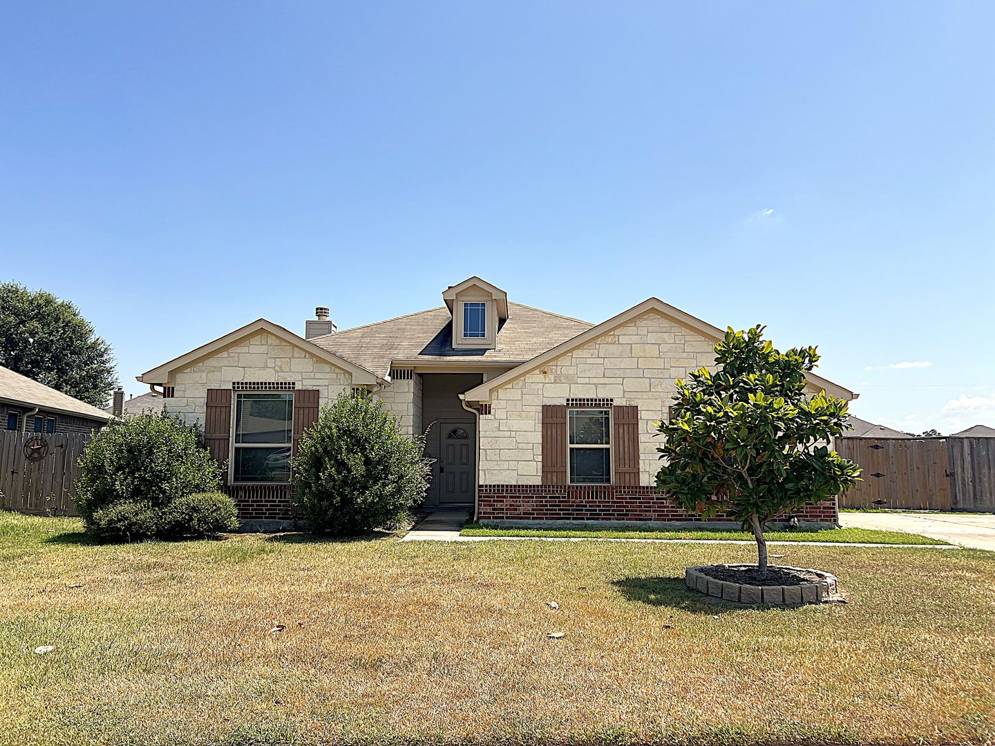 Dayton House: 96 Jesscia Drive