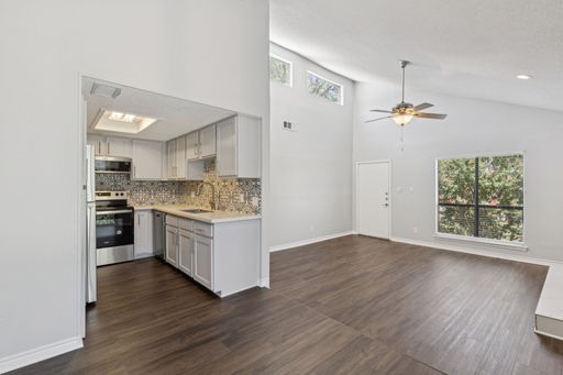 Modern 2-Bedroom Home with Private Balcony, Fireplace, and Open-Concept Living – photo 1