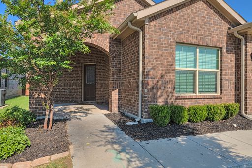 Available November 1st – Spacious 5 Bedroom Home with Extended Covered Patio! – photo 1