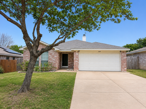 Move-In Ready 3-Bedroom Home in Fort Worth – photo 1