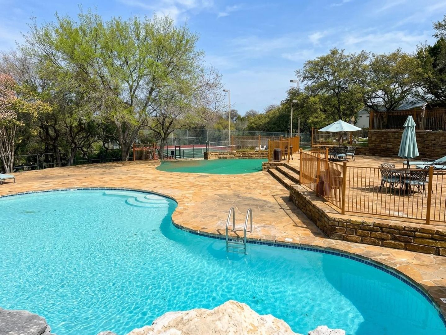 Horseshoe Bay Apartment: 400 Green Leaf