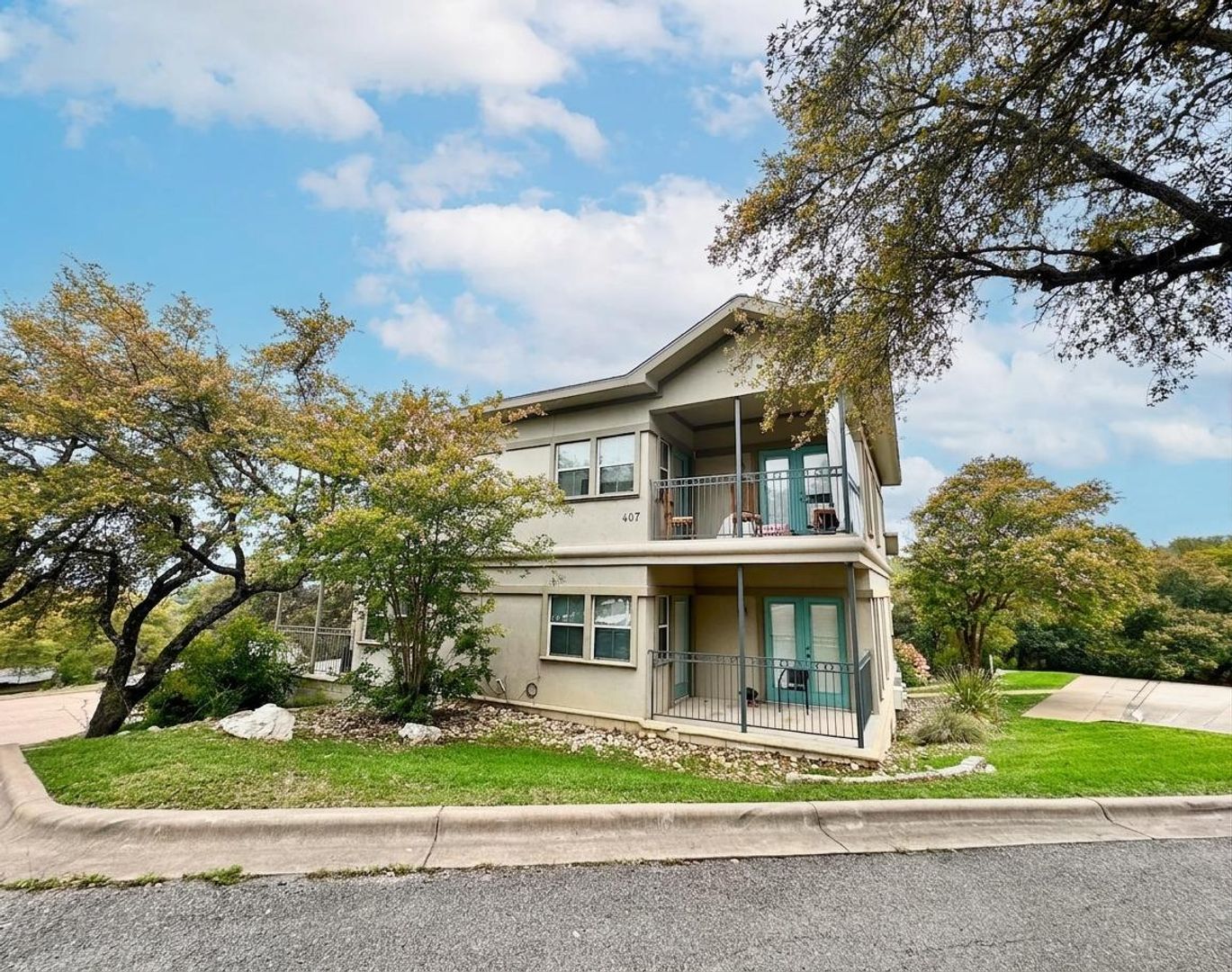 Horseshoe Bay Apartment: 400 Green Leaf