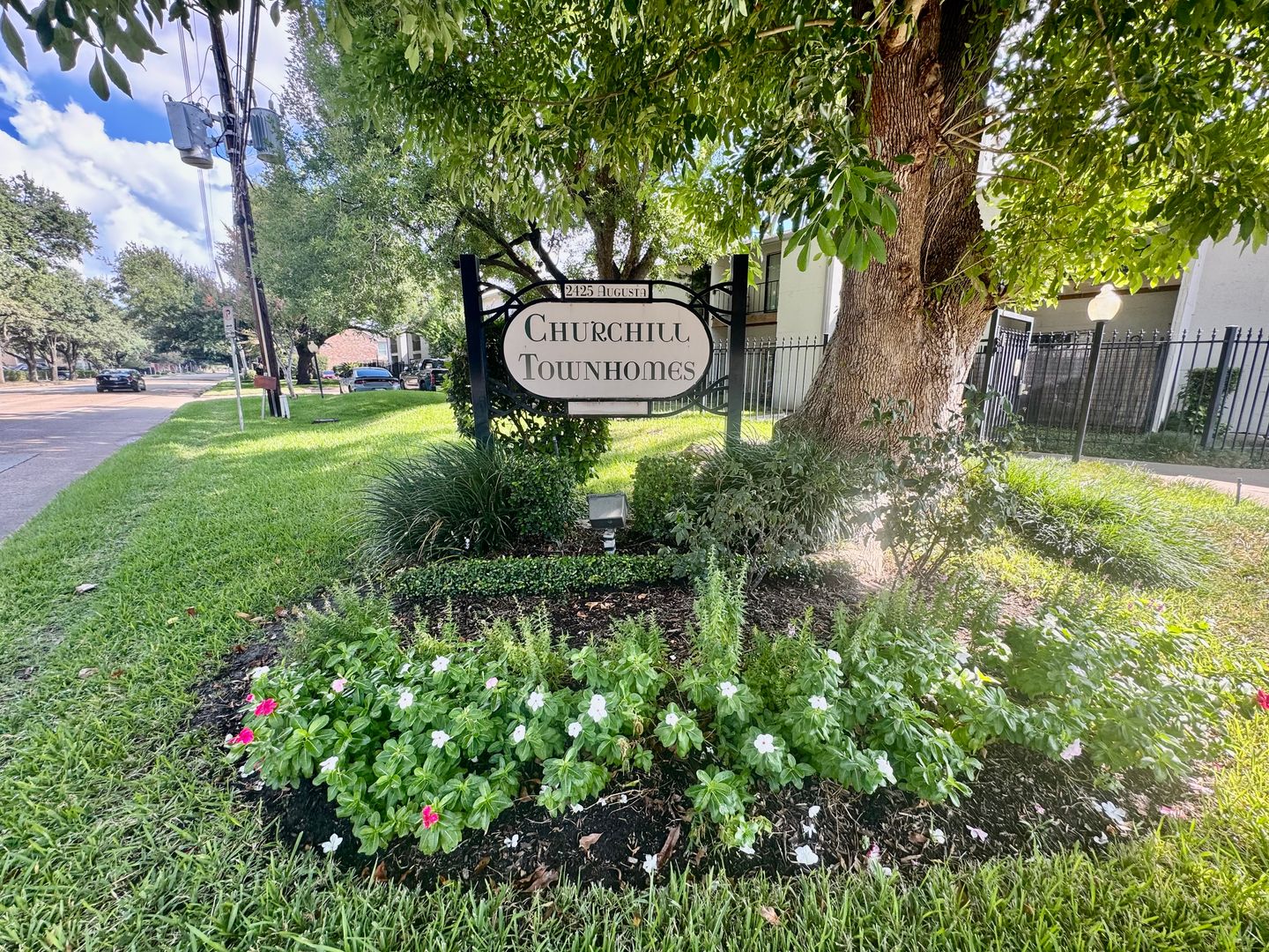 Houston Condo: 2425 Augusta Dr