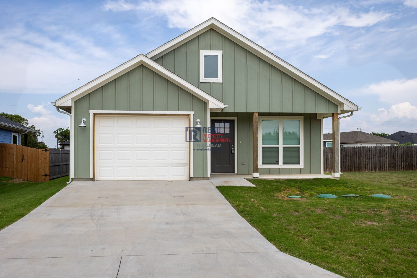 Granbury House: 2314 Creekview St