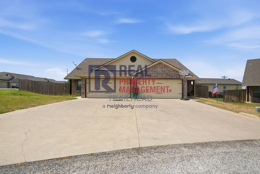 Comfortable 3-Bedroom Townhome with Fenced Backyard and Deck – photo 1