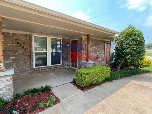 2-Bedroom 2-Bath Duplex with Covered Parking and Storage – photo 1