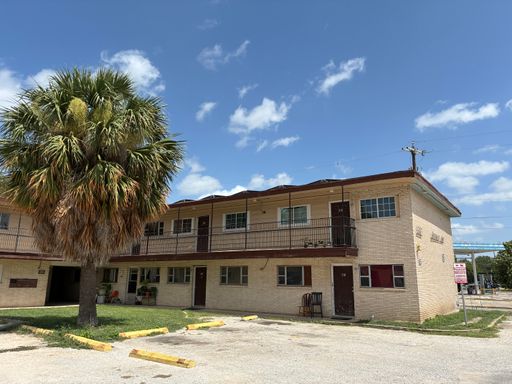Garden Style 2 Bed / 1 Bath Apartment - Appliances Included - Off General McMullen – photo 1