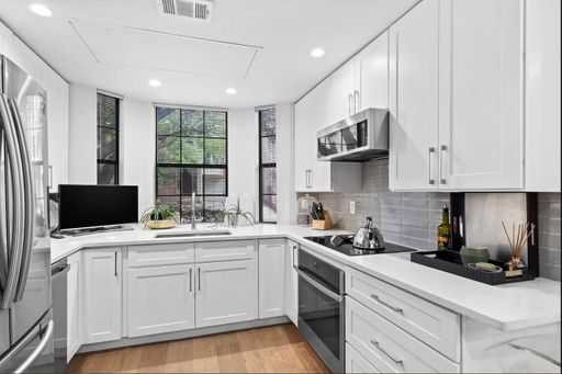 Highly Upgraded 2-Bedroom Townhome Available for Rent! – photo 1