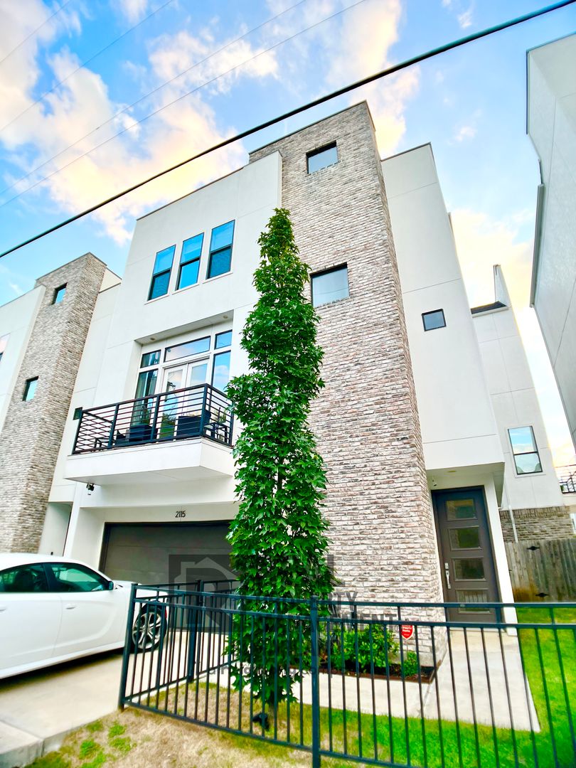 Houston House: 2115 Arabelle Street