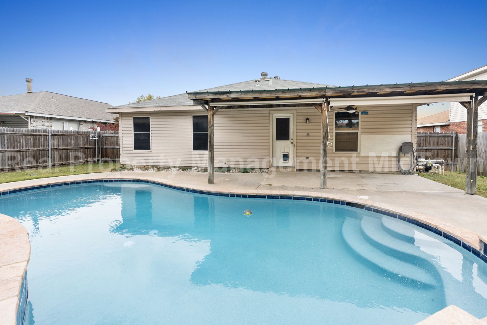 Beautiful 3 - Bedroom Home with pool in Arlington