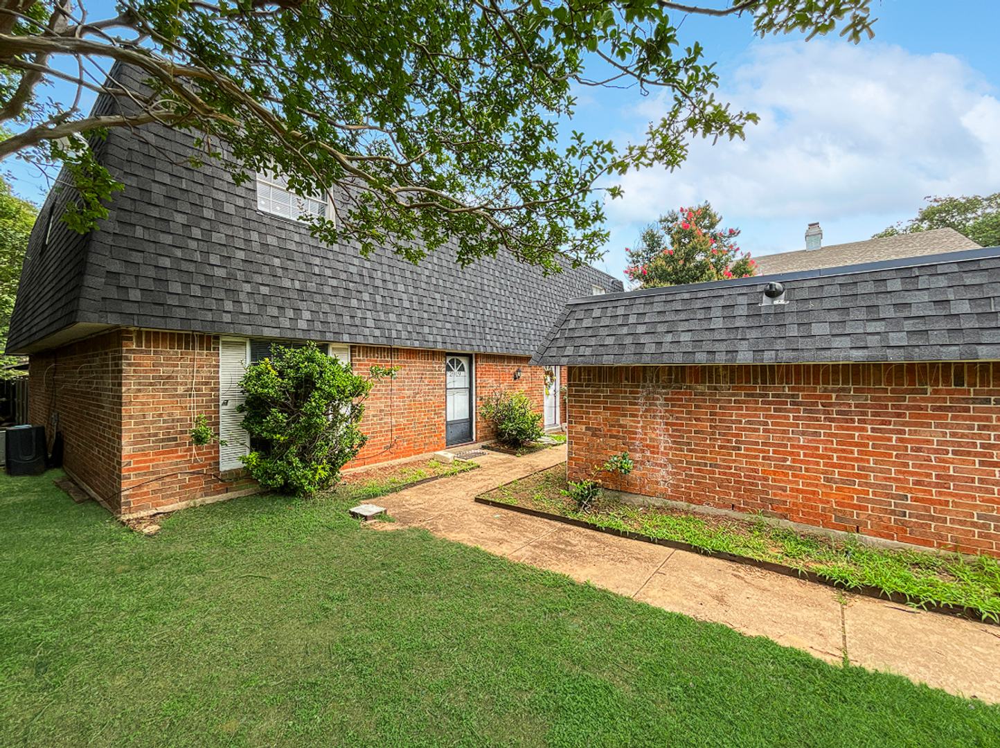 Arlington House: 2019 Fleur De Lis Ct