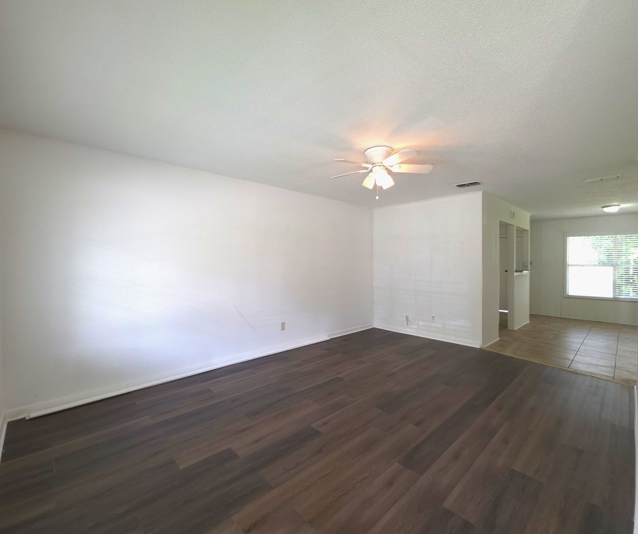 Palestine Apartment: 501 E. Reagan Street