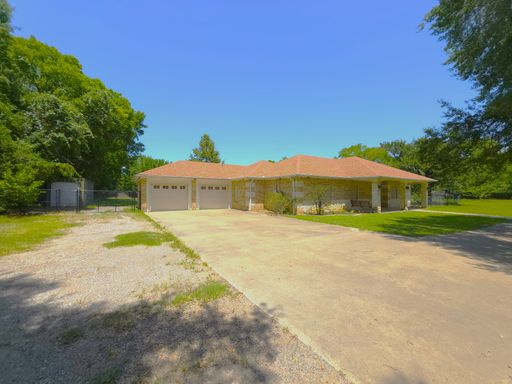 SPACIOUS Family Home for Lease – 201 W. Oak Street, Eustace, TX 75124