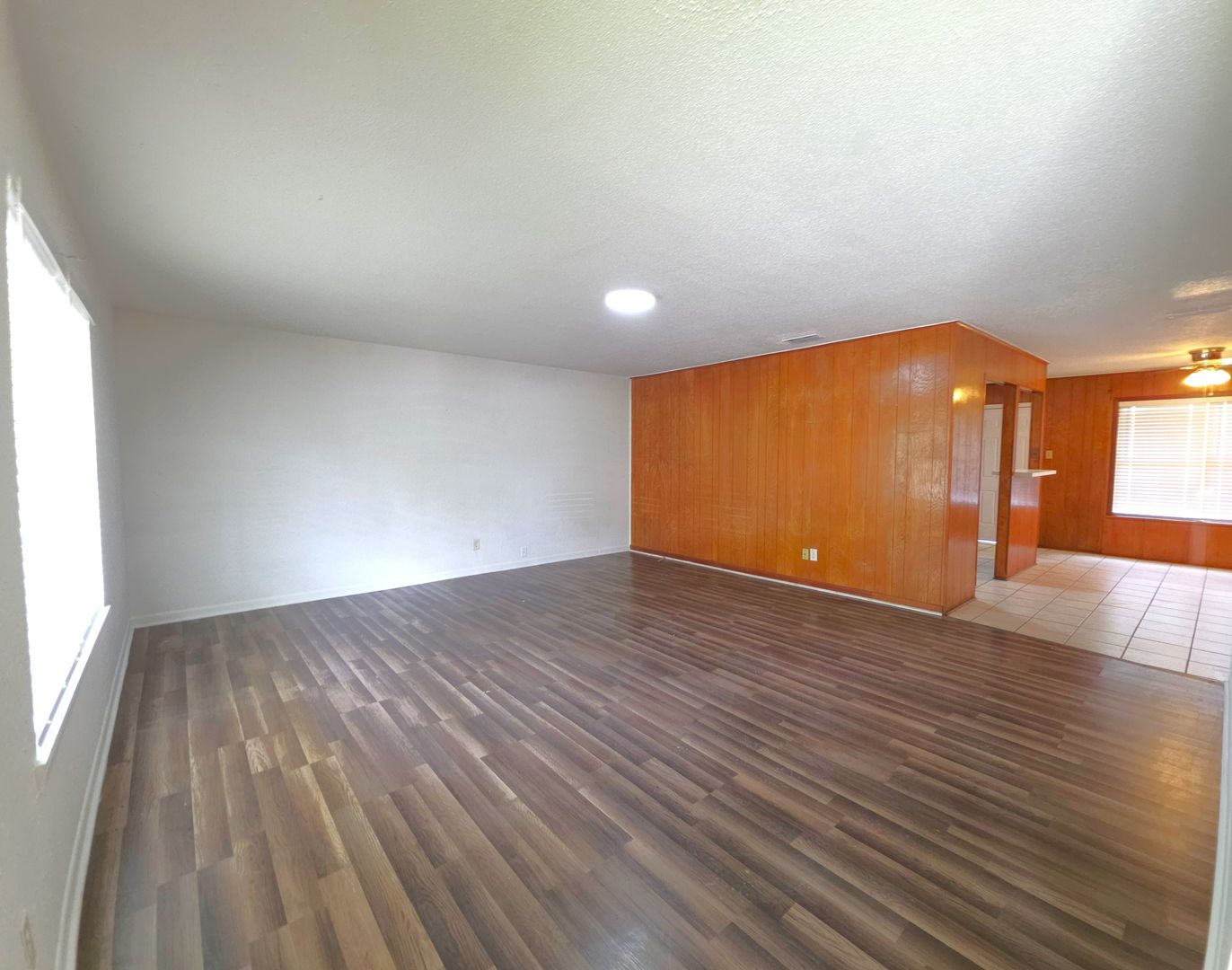 Palestine Apartment: 501 E. Reagan Street