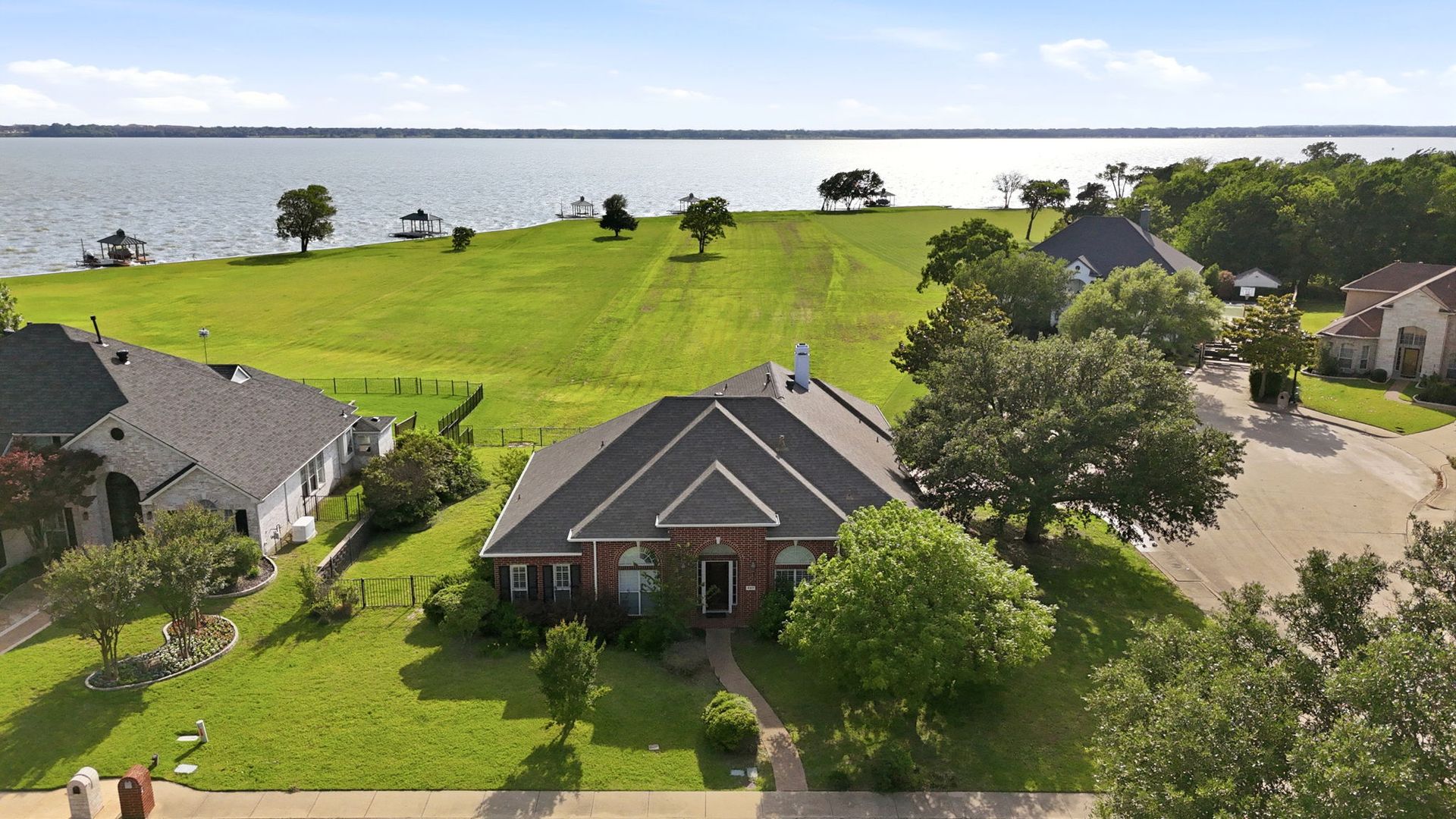 Rockwall House: 947 Sunset Hill Dr