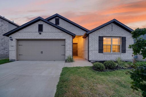 Easy Living, Great Storage with Community Pool in Royse City – photo 1