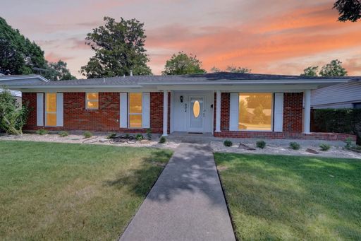 Soaring Ceilings, Great Storage & Room to Spread Out – Garland, TX – photo 1