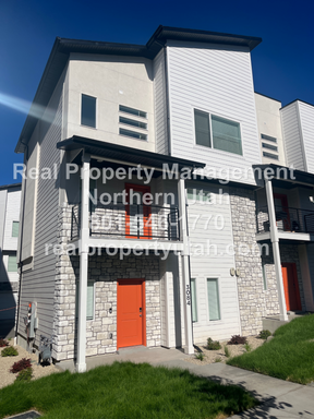 Beautiful townhome coming available on 09/25! – photo 1