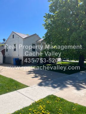 2 bedroom newly remodeled available for October Move-In! – photo 1