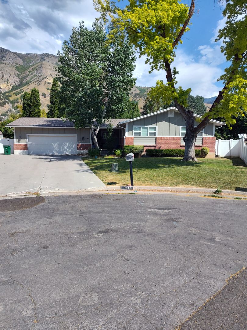 5 Bedroom Home in Logan! Available in July!