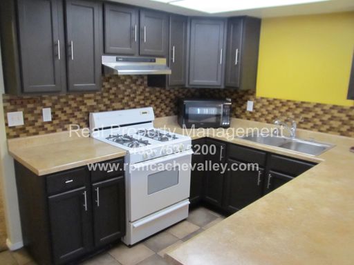 2 bedroom townhouse available in August! – photo 1