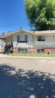 2 bed upstairs apartment for September move in!