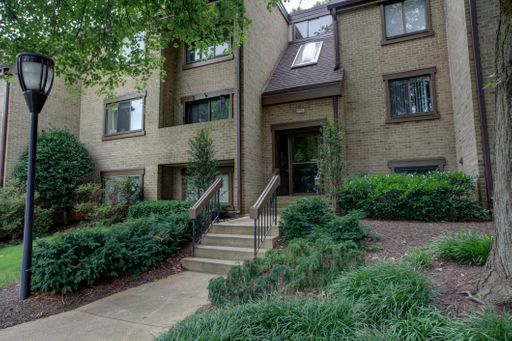 Rare 1st Level Unit for Rent In the Heart of Reston! – photo 1