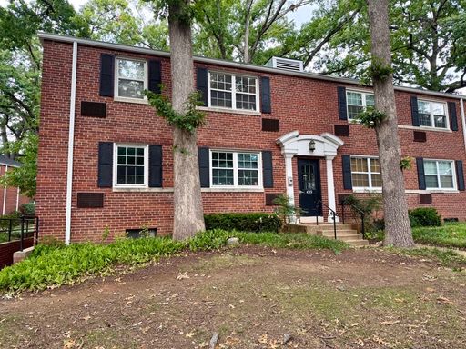 Rare in-unit laundry + tons of storage near Ballston! – photo 1