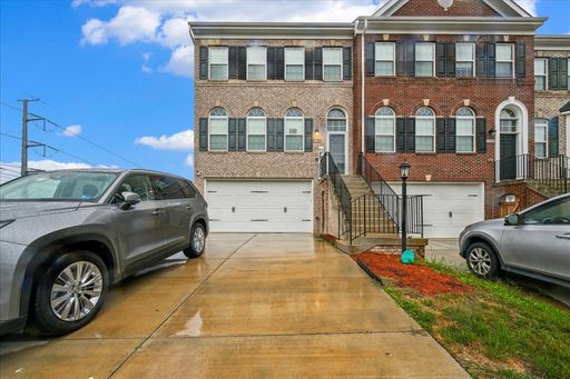 End-unit townhome with 4 bedrooms, 3.5 baths and a finished lower level! – photo 1