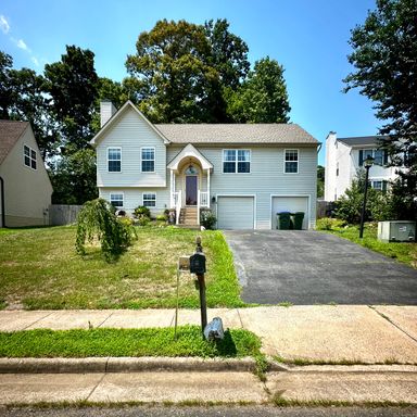 3 Bed Home w/ Fenced backyard near I-95!