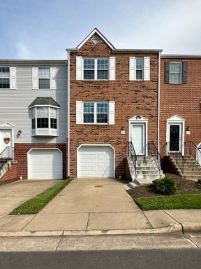 3 Bed Townhome w/ Garage & Fenced backyard!