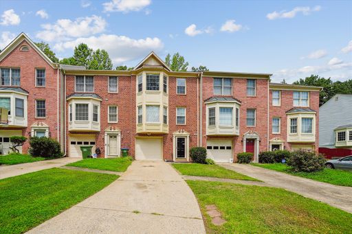 Sun-Filled Townhome with Deck & Fenced Yard – Minutes from VRE & I95!