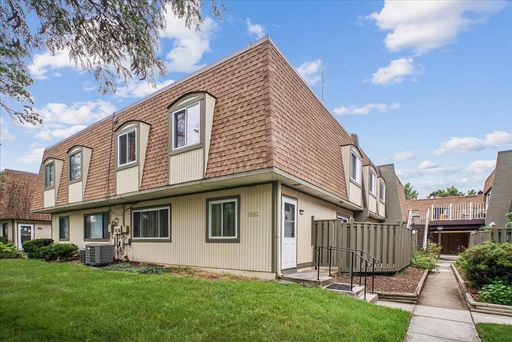 Spacious 3BR near Fort Belvoir with pool, tennis & private patio! – photo 1