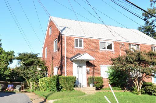 Charming End Unit with Loft- N Arlington! – photo 1