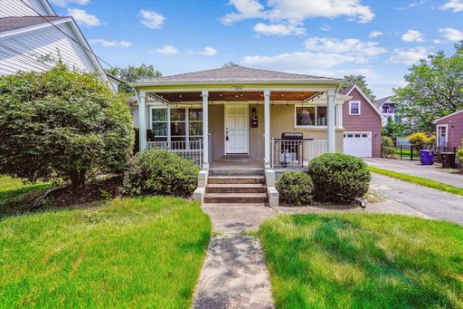 Charming Ballston Bungalow, Great Location! – photo 1