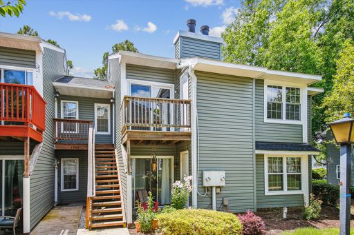 Bright, Top Floor Unit 2 bed 2 bath Renovated & Move-In Ready! – photo 1