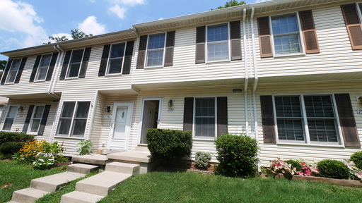 Bright and spacious two-level townhome pairs comfort with an unbeatable location. – photo 1