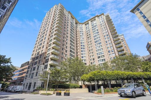 City views, private balcony, and resort-style living in the heart of Ballston. – photo 1