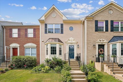 Welcome to this beautifully updated townhome for rent in Potomac Crossing! – photo 1