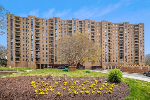 Massive two bedroom condo in the heart of Arlington - easy parking and full time concerige! – photo 1