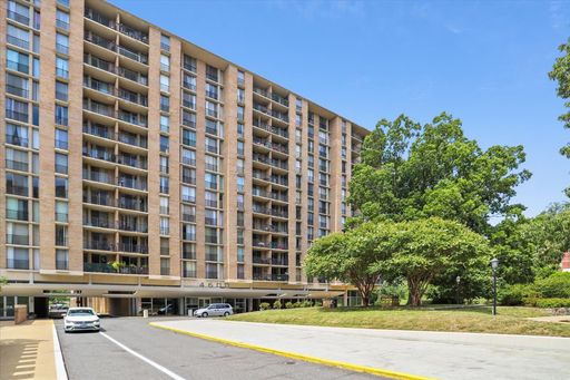 Great location, striking balcony views, abundant closet space, and reserved parking. – photo 1
