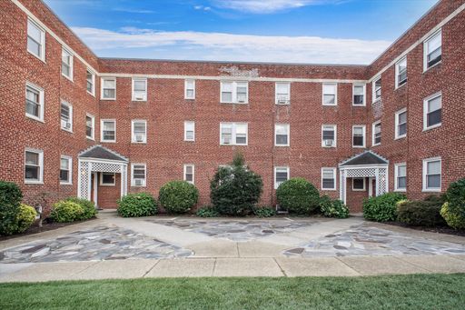 Light & Bright 2 Bedroom Apartment- Utilities Included!! – photo 1