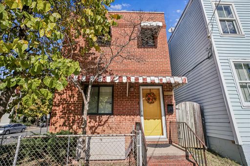 Three bedrooms in the heart of Old Town Alexandria!- large back yard!! – photo 1